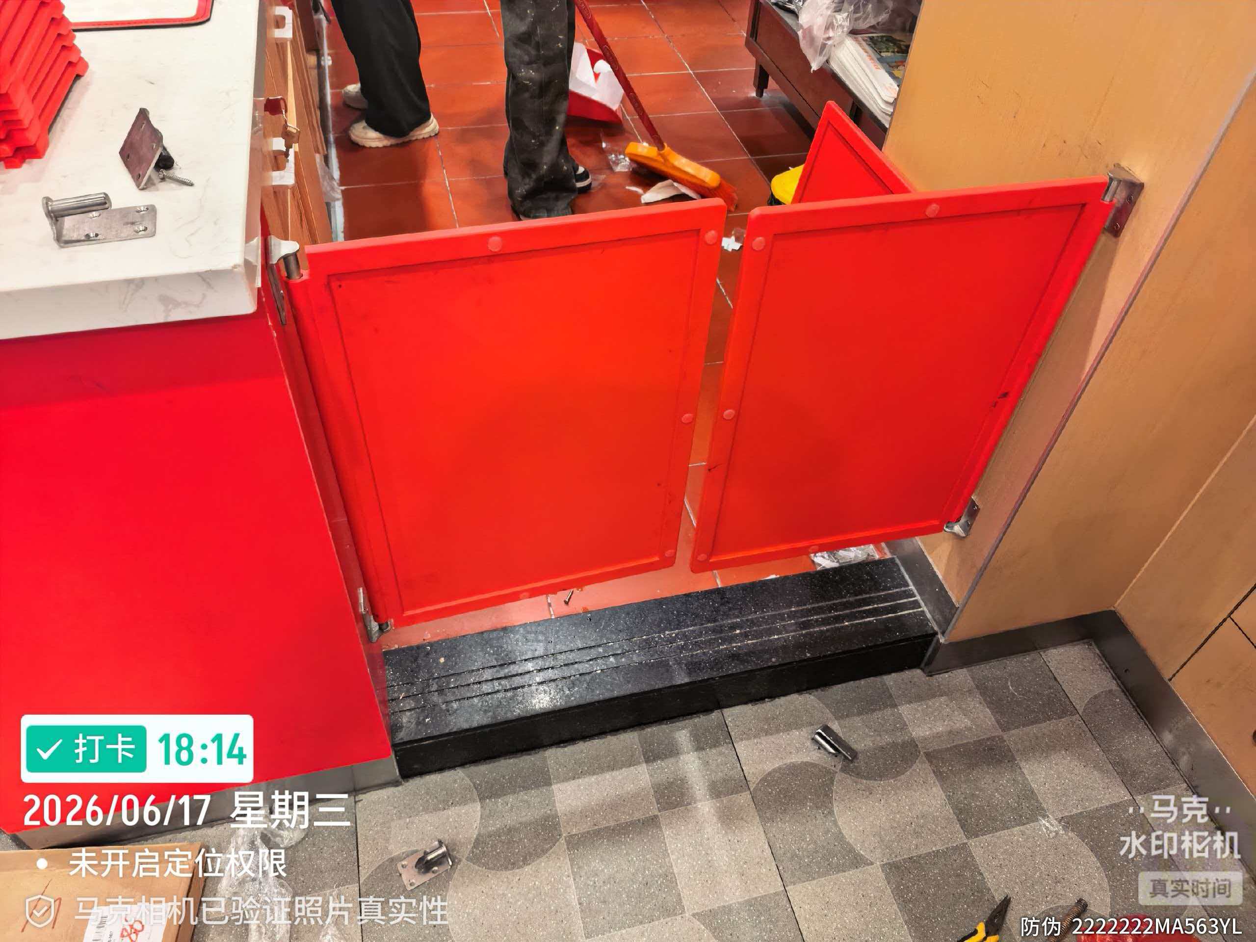 韶关翁源龙湖店 — 牛仔门更换完成
